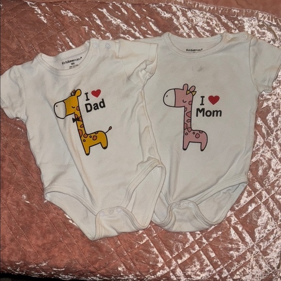 Kiddiezoom Other - Graphic Baby ‘Giraffe’ Mom/Dad Bodysuit Bundle